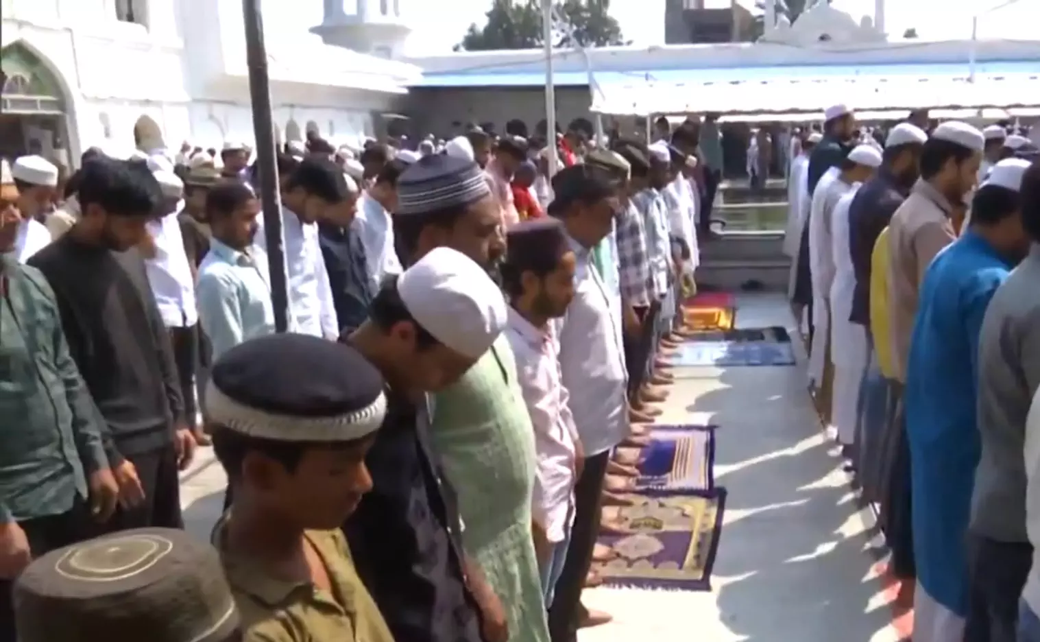 BIG BREAKING: रमजान के दूसरे जुम्मा के मौके पर नमाज अदा की गई, सुरक्षा के कड़े इंतजाम BIG BREAKING: रमजान के दूसरे जुम्मा के मौके पर नमाज अदा की गई, सुरक्षा के कड़े इंतजाम