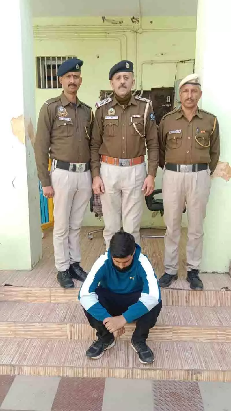 Solan निवासी से 1.72 लाख रुपये की ठगी करने वाला व्यक्ति गिरफ्तार Solan निवासी से 1.72 लाख रुपये की ठगी करने वाला व्यक्ति गिरफ्तार