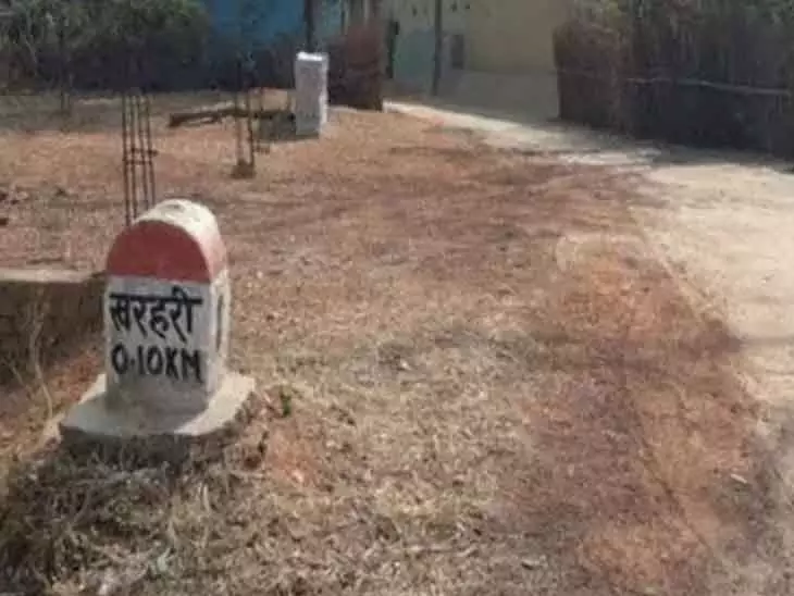 रंग गुलाल से बीमारी महामारी फैलने का डर, इस कारण गांव की गली पड़ी सुनी रंग गुलाल से बीमारी महामारी फैलने का डर, इस कारण गांव की गली पड़ी सुनी