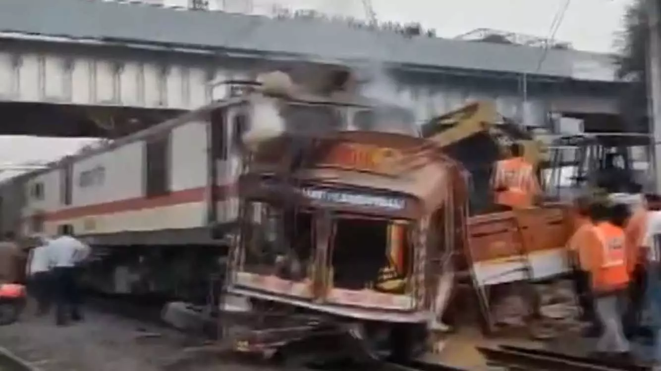 होली पर हादसा, ट्रक से टकराई ट्रेन, देखें मंजर होली पर हादसा, ट्रक से टकराई ट्रेन, देखें मंजर