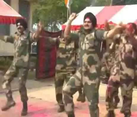 पश्चिम बंगाल, पंजाब और त्रिपुरा की सीमाओं पर BSF कर्मियों ने मनाई होली पश्चिम बंगाल, पंजाब और त्रिपुरा की सीमाओं पर BSF कर्मियों ने मनाई होली