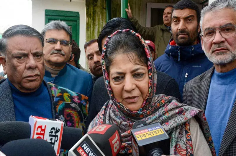 Mufti: हिंदुओं-मुसलमानों को एक दूसरे के खिलाफ खड़ा करने के खतरनाक परिणाम होंगे Mufti: हिंदुओं-मुसलमानों को एक दूसरे के खिलाफ खड़ा करने के खतरनाक परिणाम होंगे