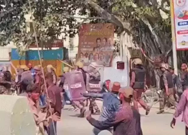 BIG BREAKING: होली जुलूस में उपद्रव, पुलिस ने किया लाठीचार्ज BIG BREAKING: होली जुलूस में उपद्रव, पुलिस ने किया लाठीचार्ज