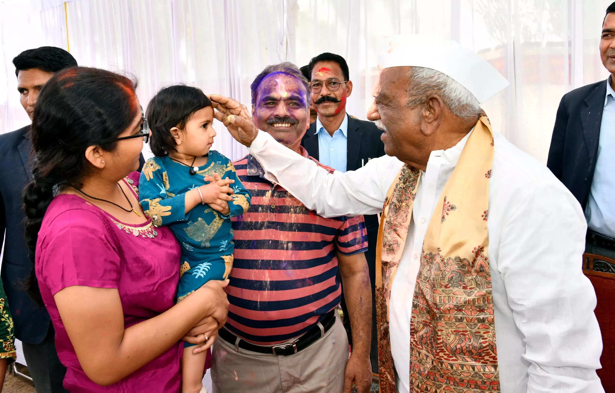 Jaipur: राज्यपाल बागडे ने गुलाल लगा आगंतुकों का अभिनंदन किया Jaipur: राज्यपाल बागडे ने गुलाल लगा आगंतुकों का अभिनंदन किया