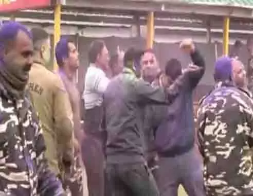 JK: सशस्त्र सीमा बल के जवानों ने श्रीनगर में मनाई होली JK: सशस्त्र सीमा बल के जवानों ने श्रीनगर में मनाई होली