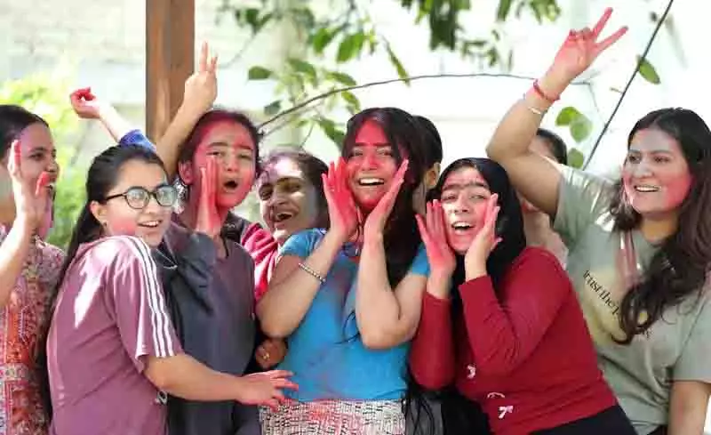 Holi का उल्लास शुरू, हर्बल रंगों के इस्तेमाल पर जोर Holi का उल्लास शुरू, हर्बल रंगों के इस्तेमाल पर जोर