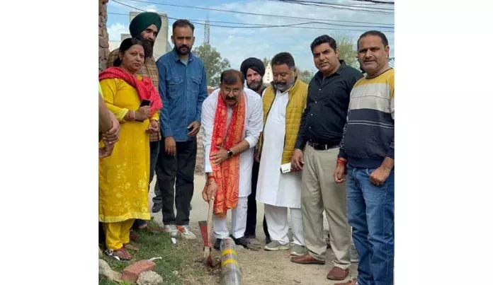 MLA ने किया जलापूर्ति पाइप लाइन बिछाने के कार्य का शुभारंभ MLA ने किया जलापूर्ति पाइप लाइन बिछाने के कार्य का शुभारंभ