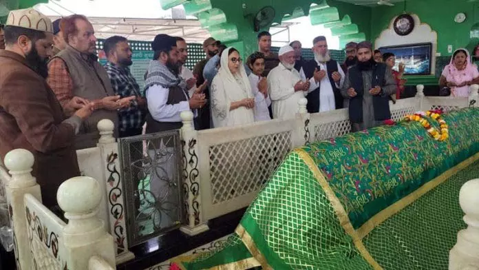 Jammu: दरख्शां ने पीर बाबा बुदान अली शाह की दरगाह पर दौरा किया Jammu: दरख्शां ने पीर बाबा बुदान अली शाह की दरगाह पर दौरा किया