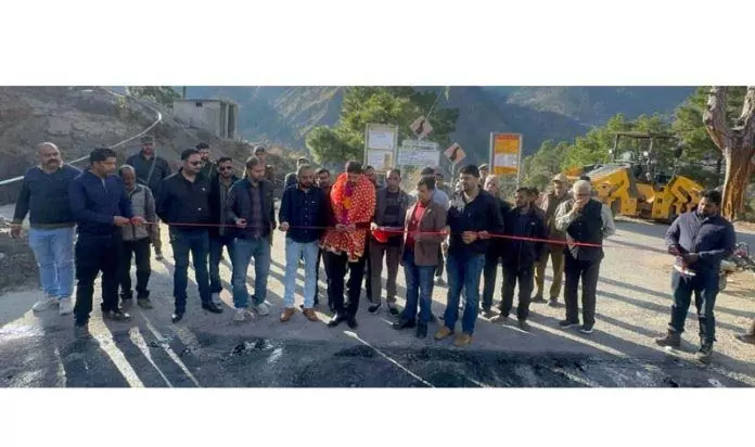 MLA ने किया सड़क पर तारकोल बिछाने के कार्य का उद्घाटन MLA ने किया सड़क पर तारकोल बिछाने के कार्य का उद्घाटन