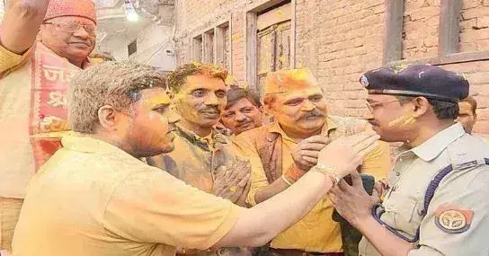 Sambhal: कड़ी सुरक्षा के बीच मनी होली Sambhal: कड़ी सुरक्षा के बीच मनी होली