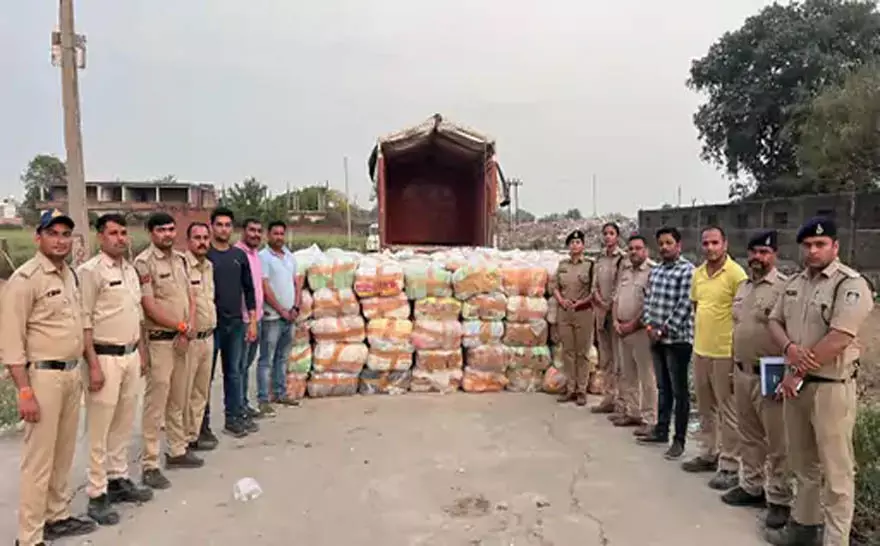 BIG BREAKING: होली के दिन पुलिस की बड़ी कार्रवाई, ट्रक से पकड़ा 6.35 करोड़ का गांजा BIG BREAKING: होली के दिन पुलिस की बड़ी कार्रवाई, ट्रक से पकड़ा 6.35 करोड़ का गांजा