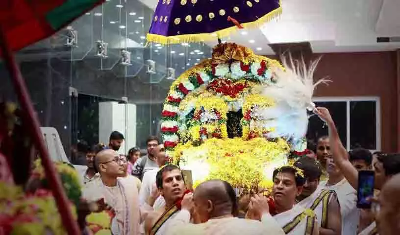 हरे कृष्ण स्वर्ण मंदिर में पल्लकी उत्सवम, महाअभिषेकम Sri Gaur पूर्णिमा का प्रतीक हरे कृष्ण स्वर्ण मंदिर में पल्लकी उत्सवम, महाअभिषेकम Sri Gaur पूर्णिमा का प्रतीक