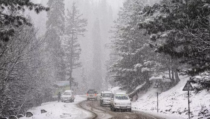 Kashmir में बर्फबारी और बारिश हुई Kashmir में बर्फबारी और बारिश हुई