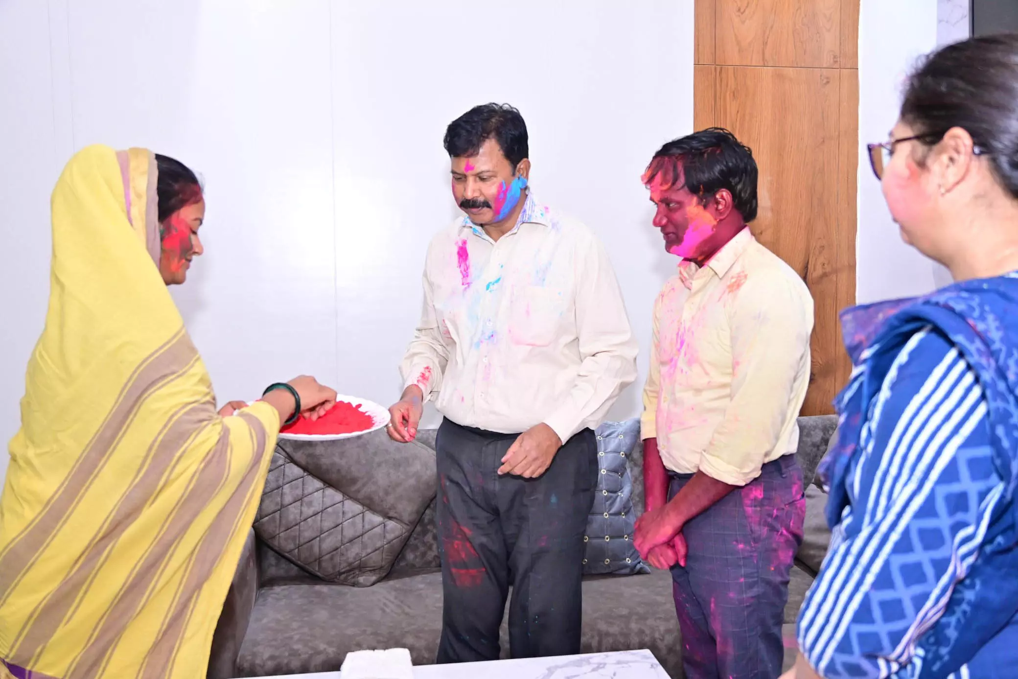 मंत्री लक्ष्मी रजवाड़े ने SP-कलेक्टर के साथ मनाई होली मंत्री लक्ष्मी रजवाड़े ने SP-कलेक्टर के साथ मनाई होली