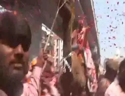 यूपी के डिप्टी सीएम ब्रजेश पाठक होली मनाने के लिए ऊंट पर सवार होकर पहुंचे यूपी के डिप्टी सीएम ब्रजेश पाठक होली मनाने के लिए ऊंट पर सवार होकर पहुंचे
