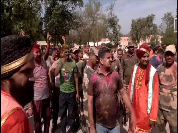 अमृतसर में भारत-पाकिस्तान सीमा पर BSF जवानों ने मनाई होली अमृतसर में भारत-पाकिस्तान सीमा पर BSF जवानों ने मनाई होली