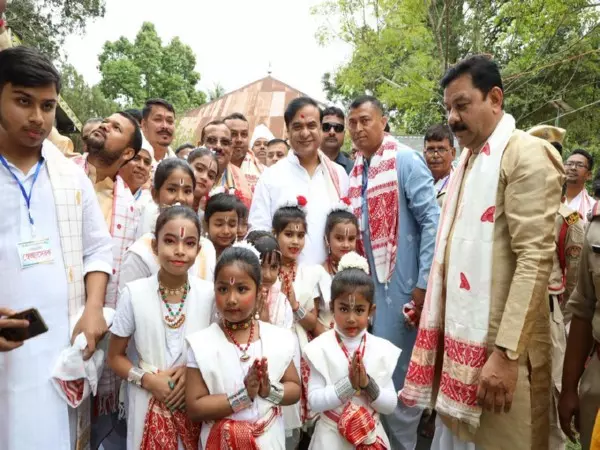 असम के CM सरमा ने बारपेटा में होली और डोला उत्सव मनाया असम के CM सरमा ने बारपेटा में होली और डोला उत्सव मनाया