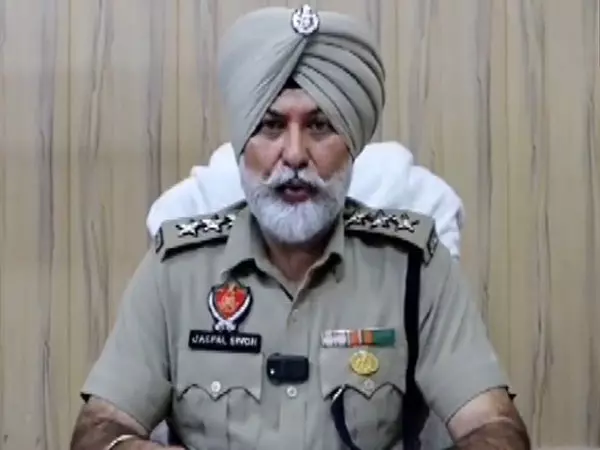 स्वर्ण मंदिर में श्रद्धालुओं पर लोहे की रॉड से हमला, 5 घायल, 2 की हालत गंभीर स्वर्ण मंदिर में श्रद्धालुओं पर लोहे की रॉड से हमला, 5 घायल, 2 की हालत गंभीर