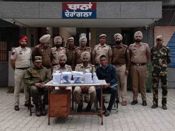 गुरदासपुर पुलिस और BSF ने संयुक्त अभियान में सीमा पार से नशीले पदार्थ और हथियार किए बरामद गुरदासपुर पुलिस और BSF ने संयुक्त अभियान में सीमा पार से नशीले पदार्थ और हथियार किए बरामद