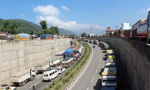 जम्मू-श्रीनगर राष्ट्रीय राजमार्ग यातायात के लिए खुला