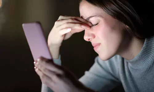 Mobile की सफेद रोशनी से याददाश्त पर हो रहा गहरा असर, हो जाए सावधान Mobile की सफेद रोशनी से याददाश्त पर हो रहा गहरा असर, हो जाए सावधान