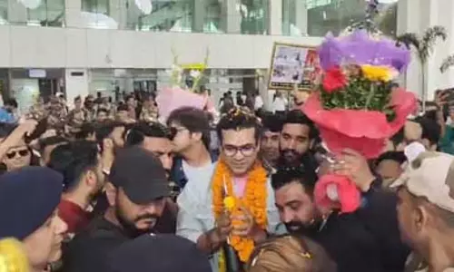 जौलीग्रांट पहुंचने पर जुबिन नौटियाल का ढोल-नगाड़ों संग प्रशंसकों ने किया स्वागत जौलीग्रांट पहुंचने पर जुबिन नौटियाल का ढोल-नगाड़ों संग प्रशंसकों ने किया स्वागत