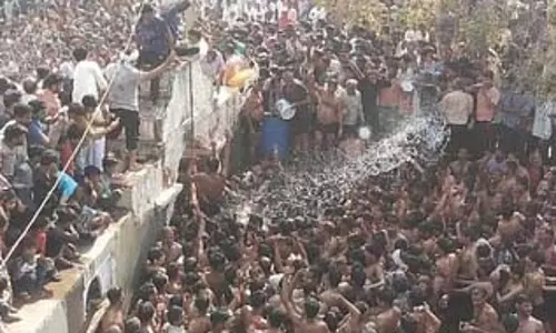 Holi 2025 : ब्रज की अनोखी परंपरा : लंगोट वाली होली Holi 2025 : ब्रज की अनोखी परंपरा : लंगोट वाली होली