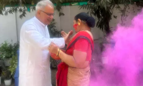 भूपेश बघेल ने परिवार संग खेली होली