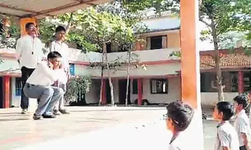 AP स्कूल में विद्यार्थियों में अनुशासन की कमी के कारण हेडमास्टर ने खुद को दंडित किया AP स्कूल में विद्यार्थियों में अनुशासन की कमी के कारण हेडमास्टर ने खुद को दंडित किया