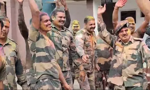 भारत-पाकिस्तान सीमा पर बीएसएफ जवानों ने धूमधाम से मनाई होली, भाईचारे का दिया संदेश भारत-पाकिस्तान सीमा पर बीएसएफ जवानों ने धूमधाम से मनाई होली, भाईचारे का दिया संदेश