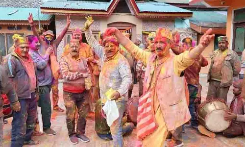 Kullu में होली का त्यौहार हर्षोल्लास और रंगों के साथ मनाया गया Kullu में होली का त्यौहार हर्षोल्लास और रंगों के साथ मनाया गया