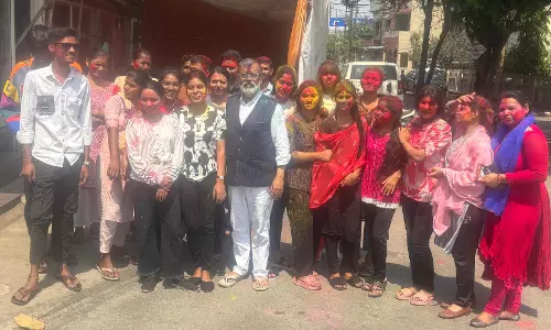 होली के रंग में रंगे जनता से रिश्ता के कर्मचारी, प्रबंध संपादक ने दी बधाई