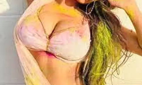 Holi 2025 : गुलाल से बदन रंगते दिखी नेहा सिंह