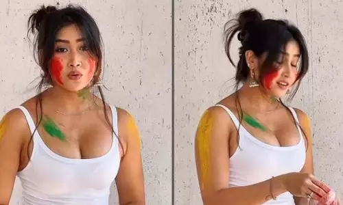 Sofia Ansari का बोल्ड अंदाज, बदन पर मल-मल कर लगवाया गुलाल