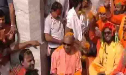 CM योगी आदित्यनाथ ने गोरखनाथ मंदिर में मनाई होली, भक्तों के साथ उत्सव में हुए शामिल