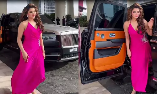 उर्वशी रौतेला ने खरीदी Rolls Royce की लग्जरी कार, कीमत जानकर रह जाएंगे दंग! उर्वशी रौतेला ने खरीदी Rolls Royce की लग्जरी कार, कीमत जानकर रह जाएंगे दंग!
