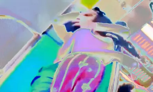 Viral Video : चलती ट्रेन में प्रेमी जोड़े का रोमांस वीडियो वायरल