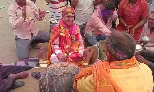 केंद्रीय राज्य मंत्री तोखन साहू ने नगाड़ा बजाकर होली खेली