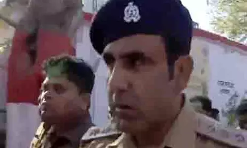 होली के जश्न के बीच संभल पुलिस ने फ्लैग मार्च किया, ड्रोन से स्थिति पर नजर रखी होली के जश्न के बीच संभल पुलिस ने फ्लैग मार्च किया, ड्रोन से स्थिति पर नजर रखी