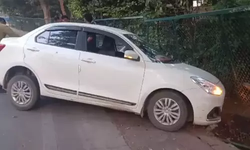 Telangana: जुबली हिल्स में बालकृष्ण के घर पर कार बाड़ से टकरा गई Telangana: जुबली हिल्स में बालकृष्ण के घर पर कार बाड़ से टकरा गई