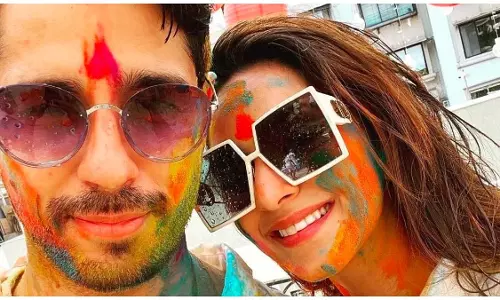 Holi 2025: कियारा-सिद्धार्थ ने खास अंदाज में मनाया रंगों का त्योहार Holi 2025: कियारा-सिद्धार्थ ने खास अंदाज में मनाया रंगों का त्योहार