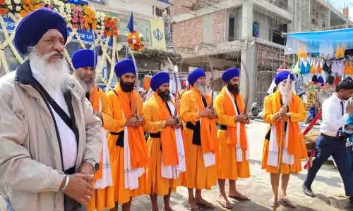 Paonta Sahib में होला मोहल्ला मनाने के लिए लोग एकत्र हुए