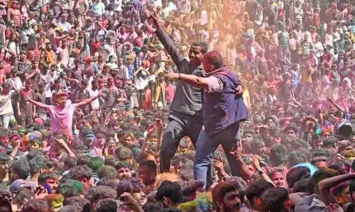 Mandi की सड़कों पर उत्साहपूर्ण जश्न का माहौल