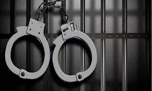 EOW ने 150 करोड़ रुपये के अयस्क लोडिंग एजेंसी घोटाले में बीजद नेता राजा चक्र को गिरफ्तार किया EOW ने 150 करोड़ रुपये के अयस्क लोडिंग एजेंसी घोटाले में बीजद नेता राजा चक्र को गिरफ्तार किया