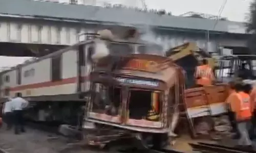 होली पर हादसा, ट्रक से टकराई ट्रेन, देखें मंजर