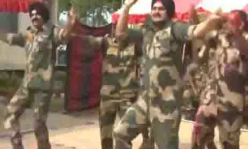 पश्चिम बंगाल, पंजाब और त्रिपुरा की सीमाओं पर BSF कर्मियों ने मनाई होली