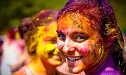 Holi 2025: जिद्दी रंग हटाने के आसान और असरदार घरेलू नुस्खे