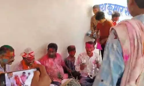 फाग गीत गाकर विधायक रोहित साहू ने मनाई होली फाग गीत गाकर विधायक रोहित साहू ने मनाई होली