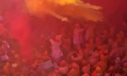 UP News : बांके बिहारी मंदिर के पास महिला ने खेली अनोखी होली