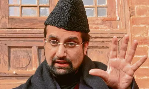 Jammu: हुर्रियत प्रमुख मीरवाइज को नजरबंद किया गया Jammu: हुर्रियत प्रमुख मीरवाइज को नजरबंद किया गया